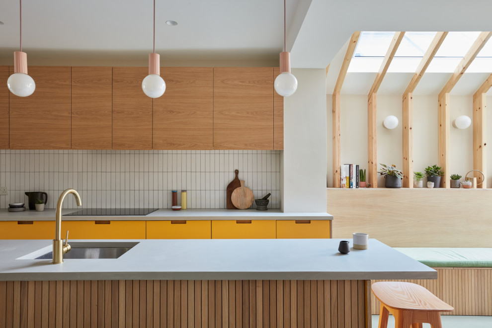 Inspiration för moderna grått kök, med en undermonterad diskho, släta luckor, bänkskiva i betong, vitt stänkskydd, stänkskydd i keramik, linoleumgolv, en köksö och grönt golv