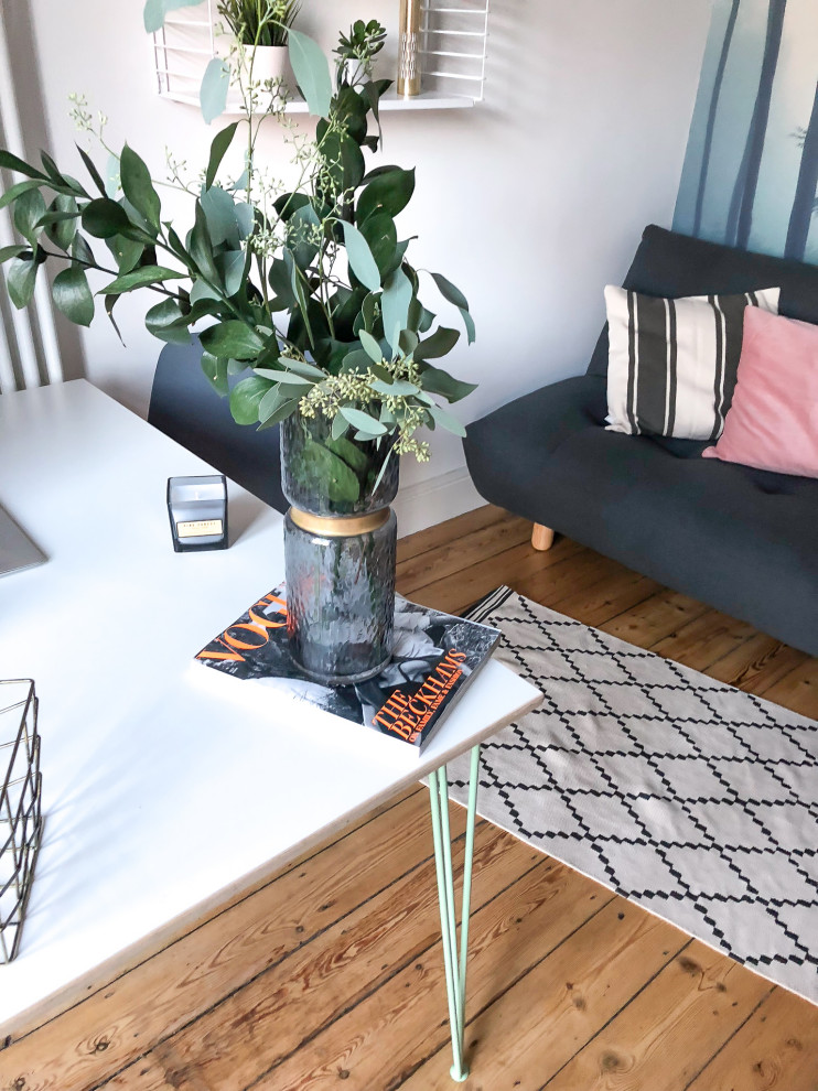 Idéer för ett litet minimalistiskt hemmastudio, med flerfärgade väggar, mellanmörkt trägolv, en standard öppen spis, en spiselkrans i metall, ett fristående skrivbord och brunt golv