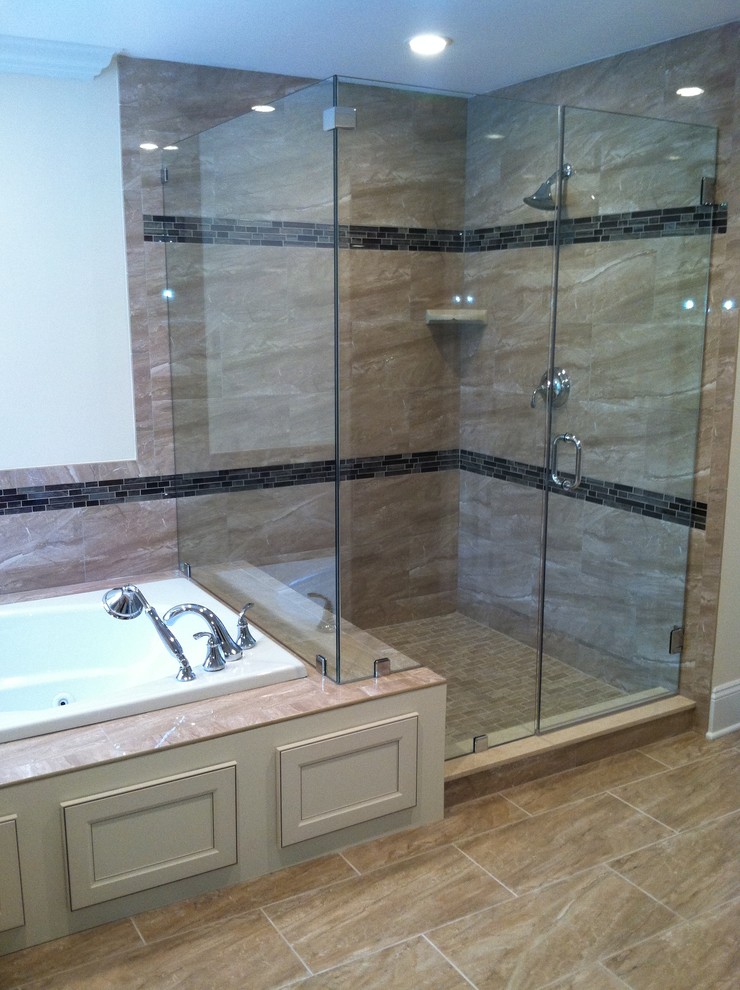 This is an example of a contemporary master bathroom in New York.