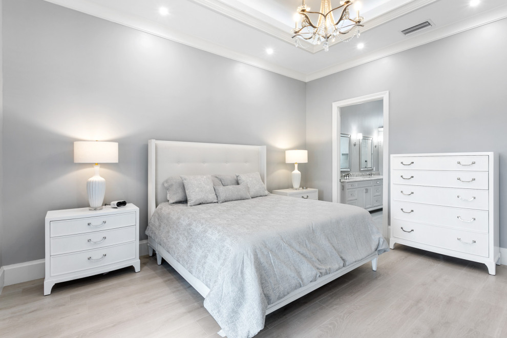Foto de dormitorio principal clásico renovado grande con paredes grises, suelo de baldosas de porcelana, suelo gris y bandeja