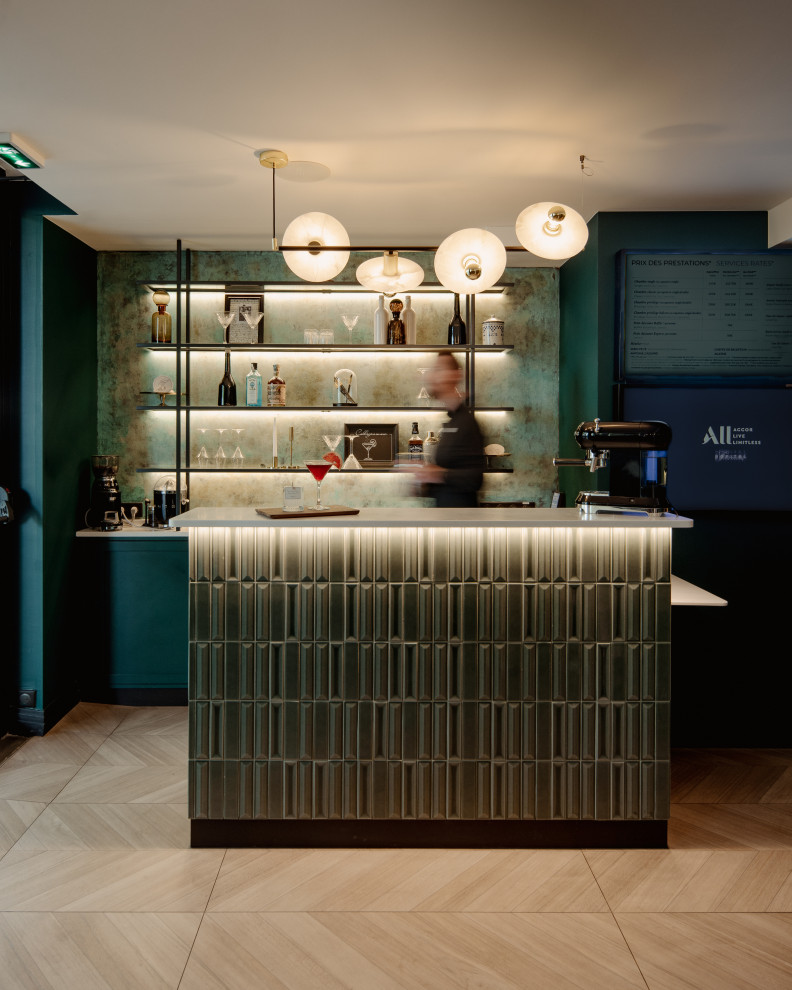 Idées déco pour un bar de salon sans évier contemporain de taille moyenne avec aucun évier ou lavabo, des portes de placards vertess, une crédence verte, parquet clair et un plan de travail blanc.