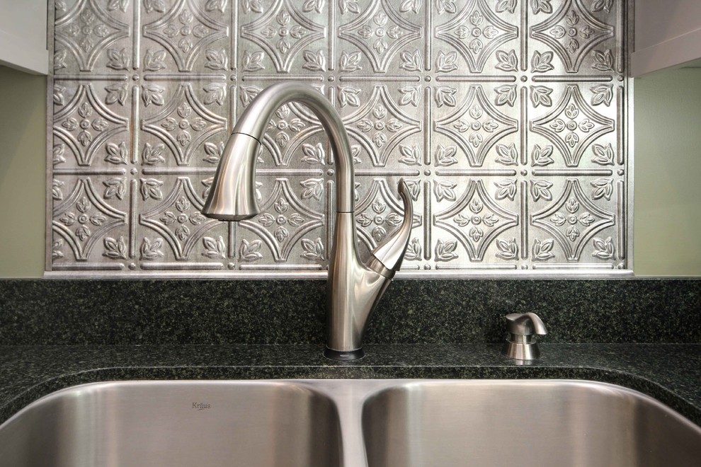 Kitchen - traditional kitchen idea in San Francisco