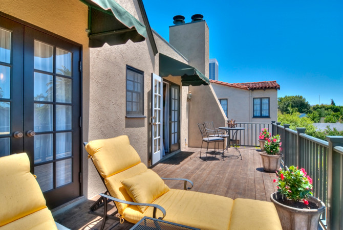 This is an example of a traditional deck in Los Angeles.