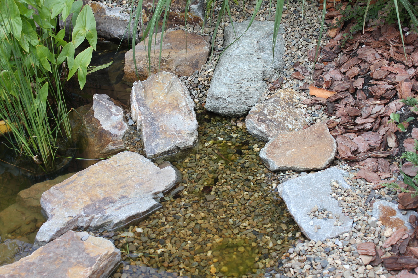 Небольшой сад в природном стиле