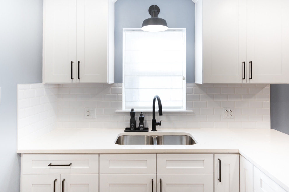 Kitchen - modern kitchen idea in Denver