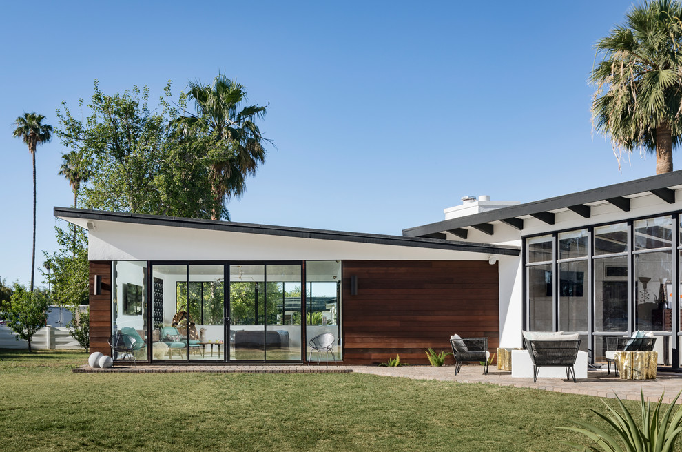 Design ideas for a midcentury one-storey house exterior in Phoenix with a shed roof.