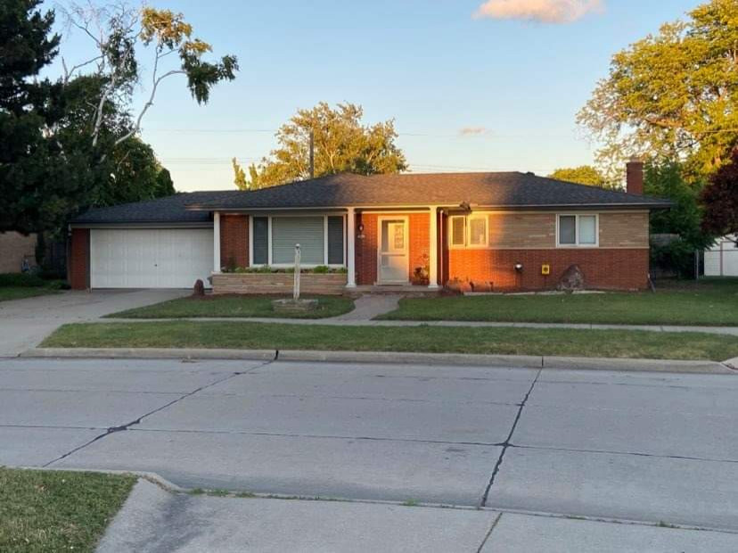 Midcentury Front Yard - Roseville, MI