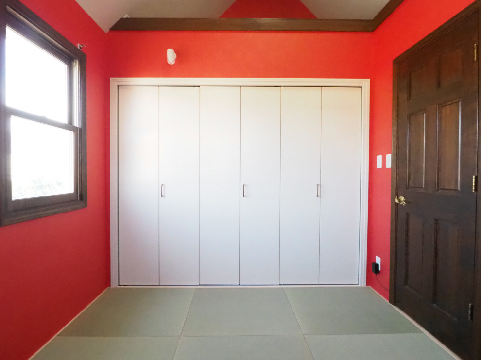 Пример оригинального дизайна: хозяйская спальня среднего размера с красными стенами, татами, обоями на стенах и акцентной стеной
