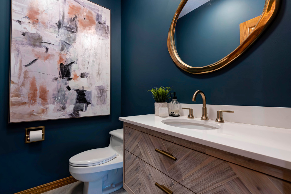 Inspiration för små moderna vitt badrum med dusch, med släta luckor, skåp i slitet trä, en toalettstol med hel cisternkåpa, blå väggar, klinkergolv i porslin, ett undermonterad handfat, bänkskiva i kvarts och grått golv