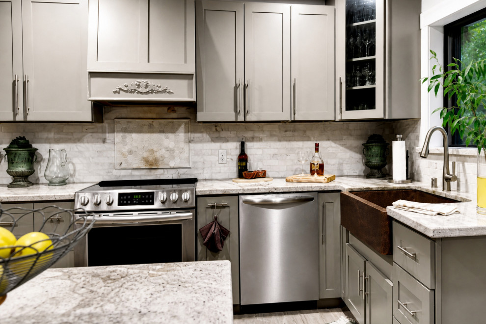 AFTER: COOK ZONE WITH DECORATIVE HOOD DETAIL