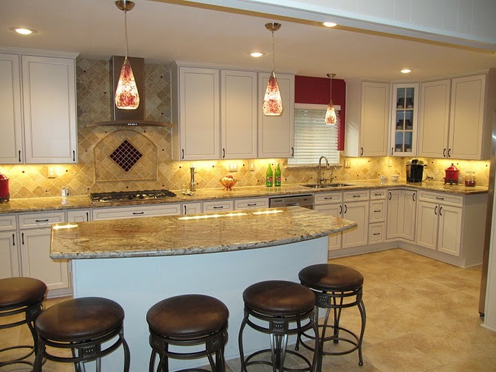 Example of a large transitional u-shaped porcelain tile and beige floor eat-in kitchen design in Houston with a double-bowl sink, shaker cabinets, white cabinets, granite countertops, beige backsplash, travertine backsplash, stainless steel appliances and an island