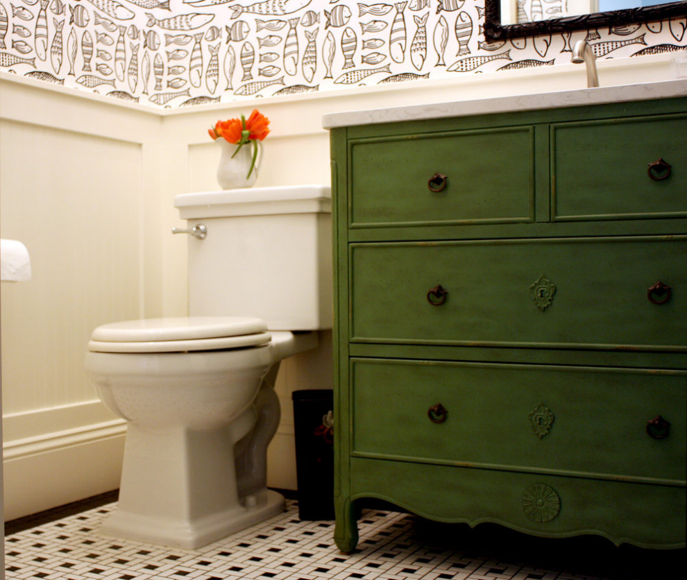Пример оригинального дизайна: маленький туалет: освещение в морском стиле с плоскими фасадами, зелеными фасадами, разноцветными стенами, полом из мозаичной плитки, столешницей из искусственного кварца, разноцветным полом, белой столешницей, напольной тумбой и обоями на стенах для на участке и в саду