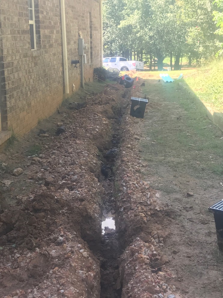 Photo of a traditional side yard gravel landscaping.