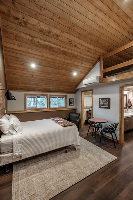 Corvallis Garage Conversion rustikal-schlafzimmer