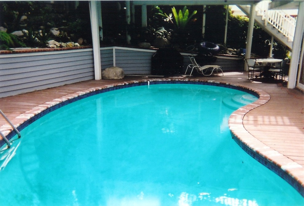 Old Kidney shaped pool with Used brick Coping