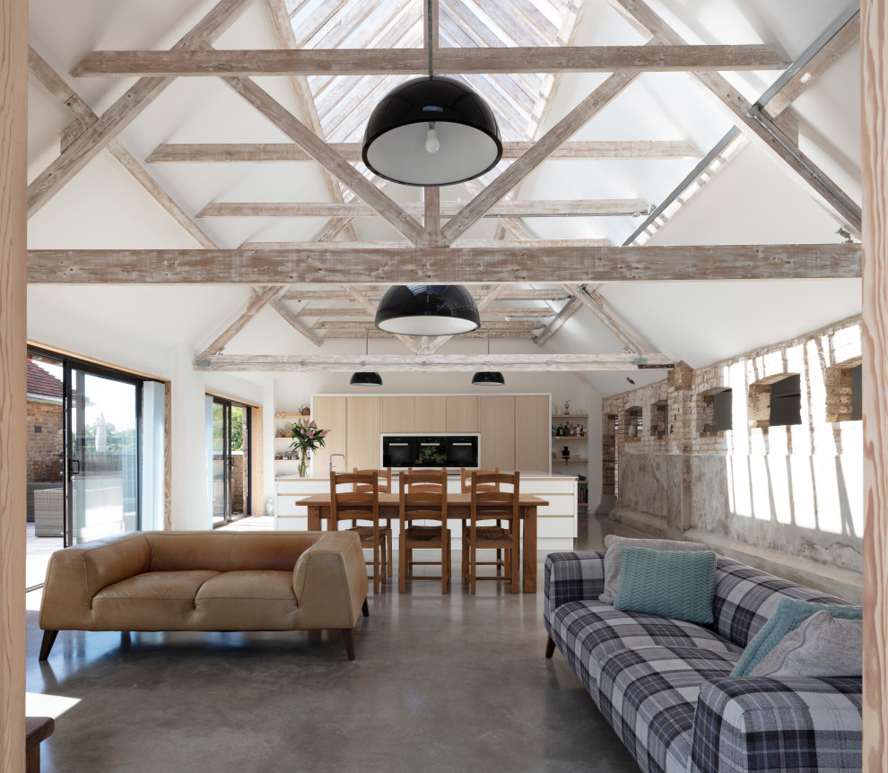 Свежая идея для дизайна: гостиная комната в стиле кантри с бетонным полом, серым полом и сводчатым потолком - отличное фото интерьера