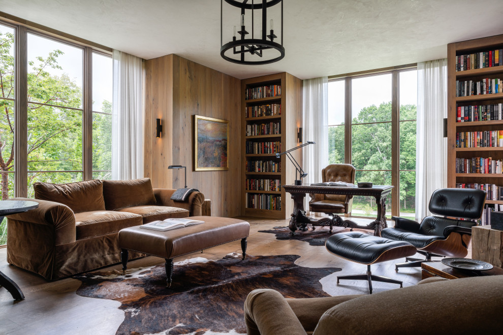 Großes Klassisches Lesezimmer mit brauner Wandfarbe, braunem Holzboden, freistehendem Schreibtisch, braunem Boden und Holzwänden in Nashville