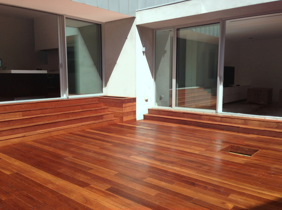 Design ideas for a contemporary deck in Melbourne.
