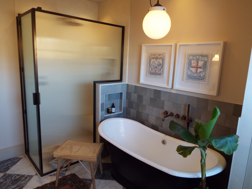 Family Bathroom N1