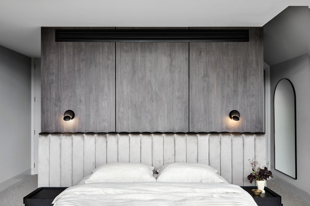 Свежая идея для дизайна: хозяйская спальня среднего размера в стиле модернизм с белыми стенами, ковровым покрытием, серым полом, сводчатым потолком и панелями на стенах - отличное фото интерьера