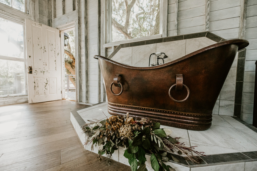 Diseño de cuarto de baño vintage con bañera exenta