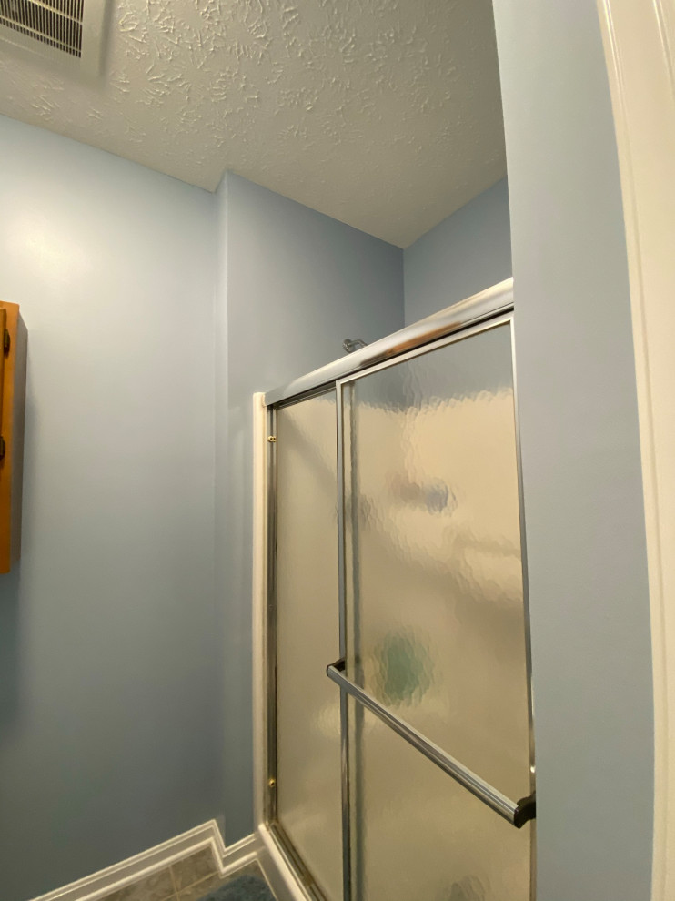 Источник вдохновения для домашнего уюта: ванная комната в стиле модернизм с белыми стенами и нишей