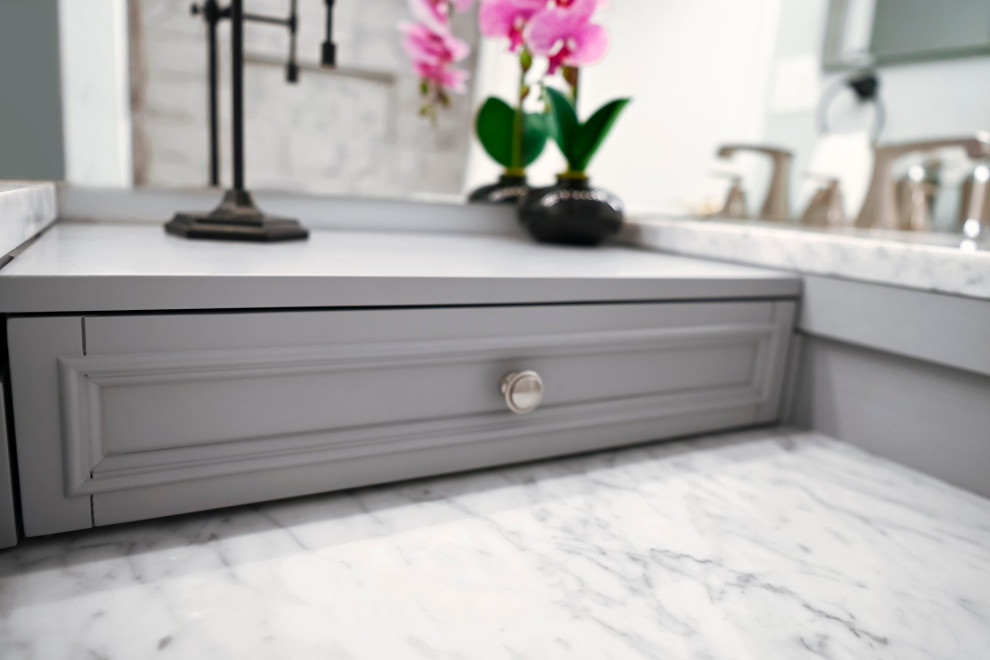 Transitional home design photo in Chicago