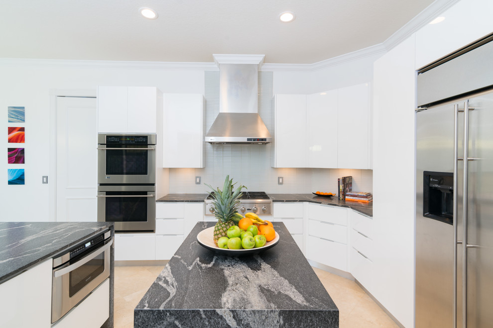 Kitchen - kitchen idea in Miami