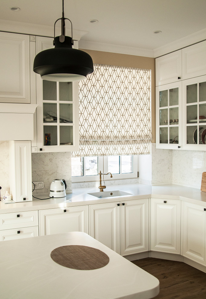 Римские шторы в классической кухне