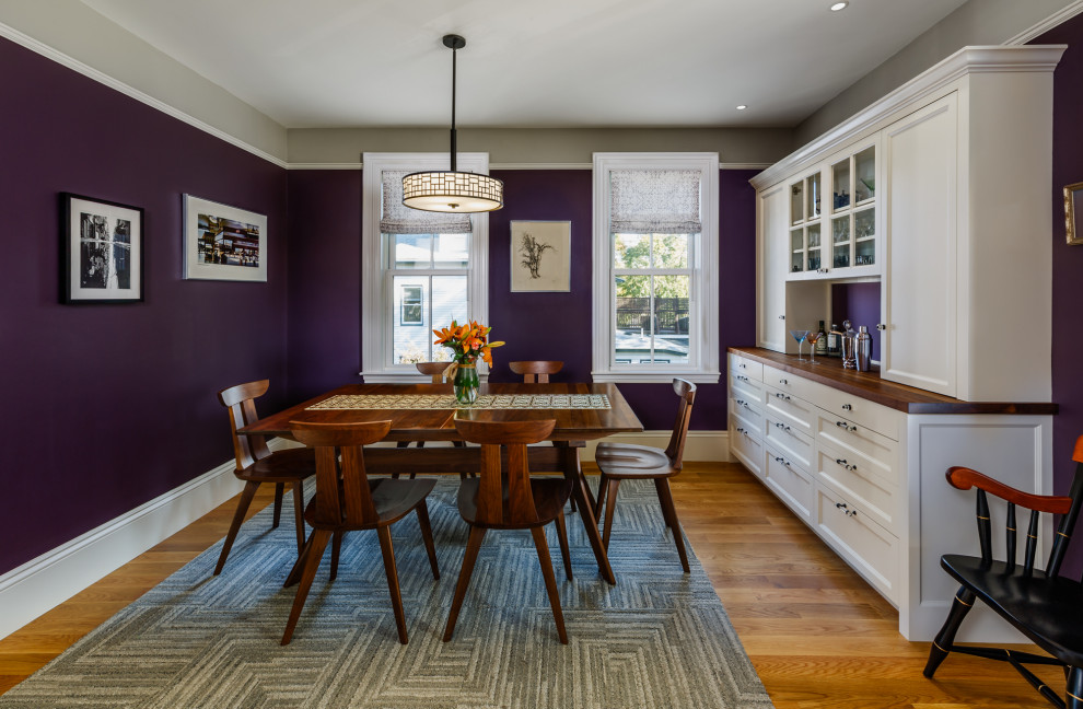 Idée de décoration pour une salle à manger victorienne de taille moyenne avec un mur violet, un sol en bois brun et un sol marron.