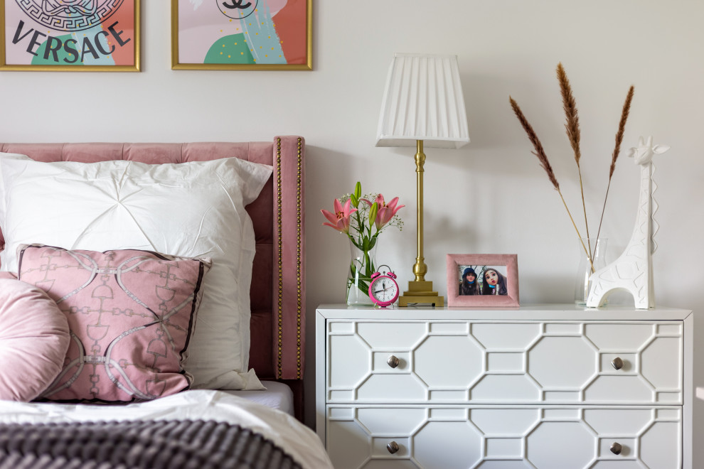 Mittelgroßes Eklektisches Kinderzimmer mit Schlafplatz, weißer Wandfarbe, Keramikboden und grauem Boden in Hannover