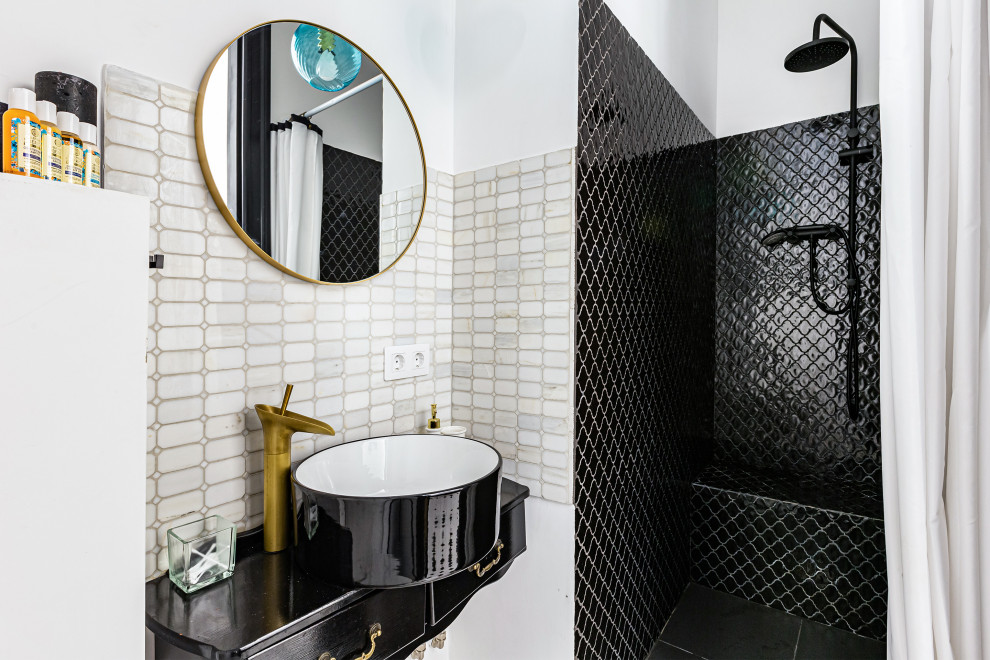 Idéer för att renovera ett litet retro svart svart badrum med dusch, med svarta skåp, en dusch i en alkov, vit kakel, keramikplattor, ett fristående handfat och träbänkskiva