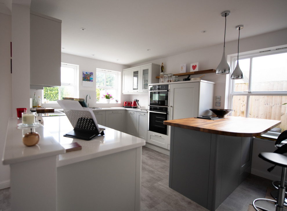 Inspiration for a mid-sized modern kitchen in Gloucestershire.