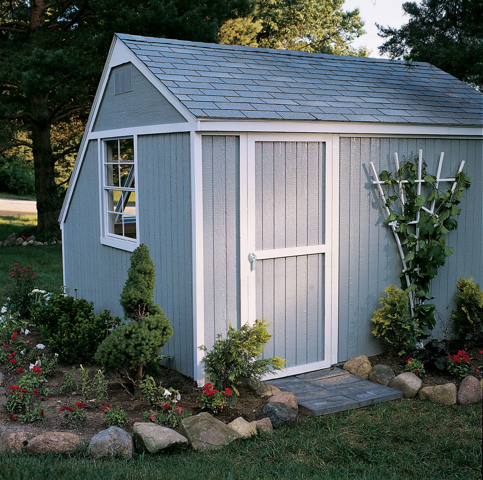 Design ideas for a mid-sized traditional detached garden shed in Detroit.