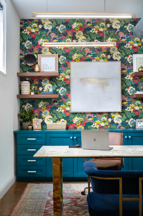 Idées déco pour un bureau contemporain avec un mur blanc, sol en béton ciré, un bureau indépendant, un sol marron et du papier peint.