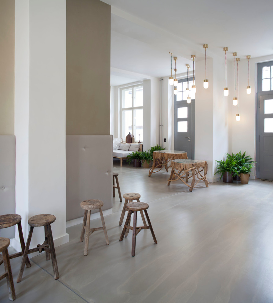 Stilmix Eingang mit Vestibül und Betonboden in Berlin