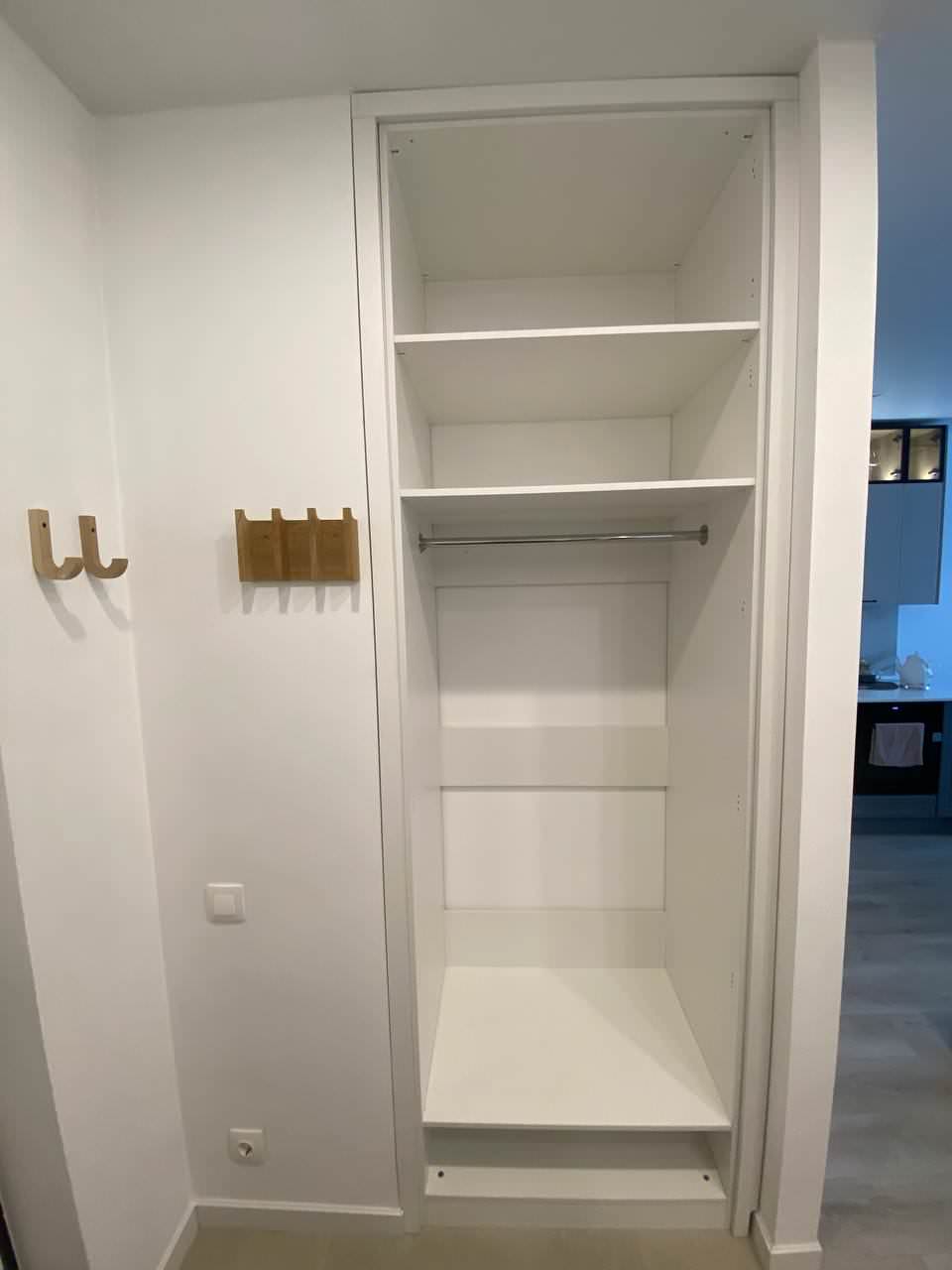 Встроенные распашные шкафы