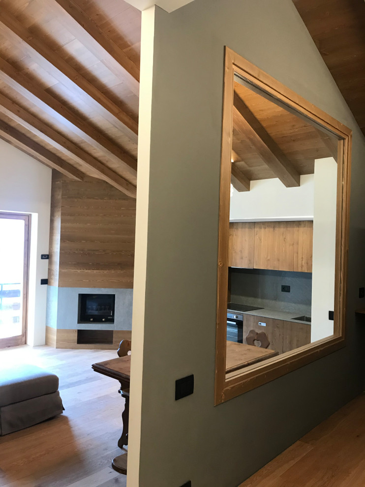 Cette photo montre un salon moderne en bois de taille moyenne et ouvert avec parquet foncé, un manteau de cheminée en bois, un téléviseur fixé au mur, un sol marron et un plafond en bois.