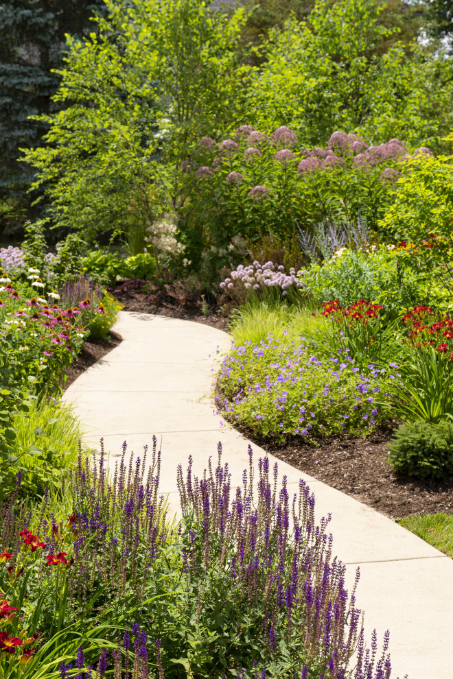 Inspiration for a large traditional front yard full sun xeriscape for summer in Milwaukee with with path.