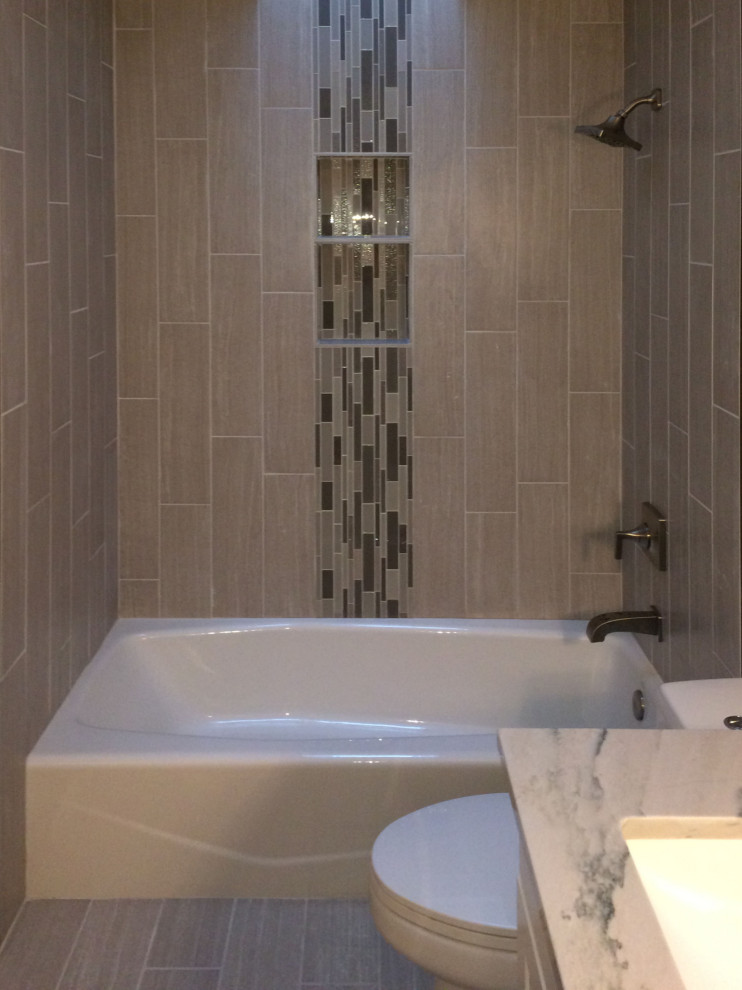 Источник вдохновения для домашнего уюта: ванная комната среднего размера в современном стиле с белыми фасадами, душем над ванной, раздельным унитазом, бежевой плиткой, керамической плиткой, серыми стенами, полом из керамической плитки, душевой кабиной, врезной раковиной, столешницей из гранита, разноцветным полом, шторкой для ванной, серой столешницей, тумбой под одну раковину, встроенной тумбой и фасадами в стиле шейкер
