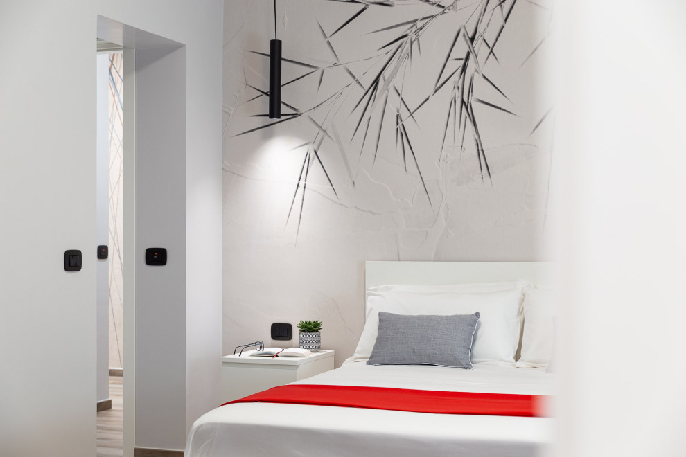 Идея дизайна: большая хозяйская спальня в современном стиле с серыми стенами, полом из керамогранита, бежевым полом и обоями на стенах