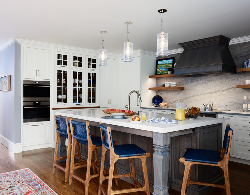 Maritime Wohnküche mit Quarzit-Arbeitsplatte, Küchenrückwand in Grau, Rückwand aus Stein, Kücheninsel und grauer Arbeitsplatte in Boston