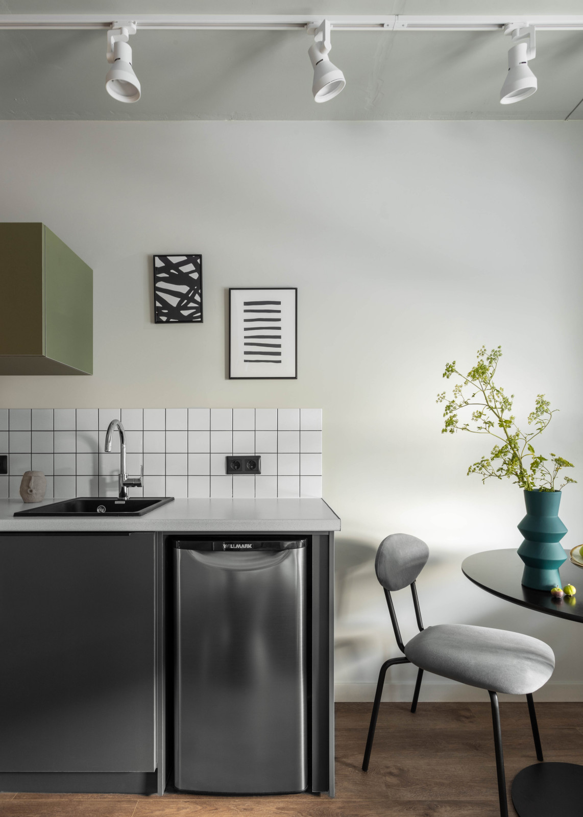 Студия 2. Вид на кухонный гарнитур