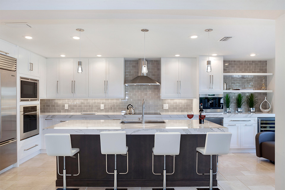 Mid-sized transitional l-shaped eat-in kitchen in Miami with an undermount sink, recessed-panel cabinets, white cabinets, marble benchtops, grey splashback, porcelain splashback, stainless steel appliances, porcelain floors, with island, beige floor and multi-coloured benchtop.