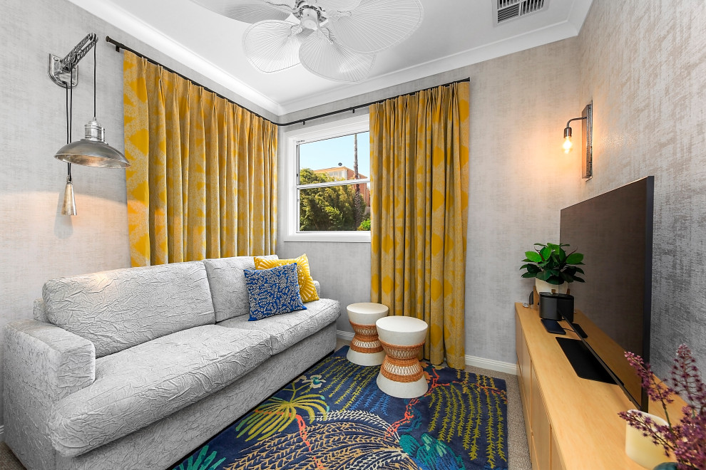 Kleines Asiatisches Wohnzimmer im Loft-Stil mit grauer Wandfarbe, Teppichboden, freistehendem TV, grauem Boden und Tapetenwänden in Sydney