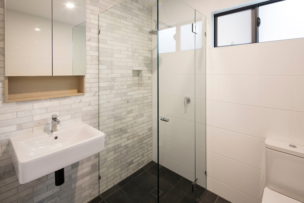 Design ideas for a small modern bathroom in Brisbane.