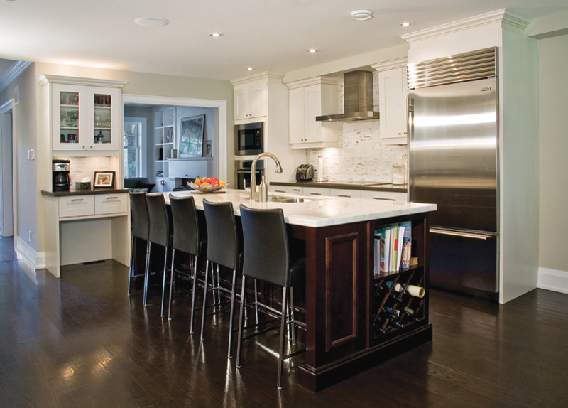 Mid-sized contemporary l-shaped eat-in kitchen in Toronto with an undermount sink, shaker cabinets, white cabinets, quartz benchtops, yellow splashback, stainless steel appliances, dark hardwood floors, with island, brown floor and grey benchtop.