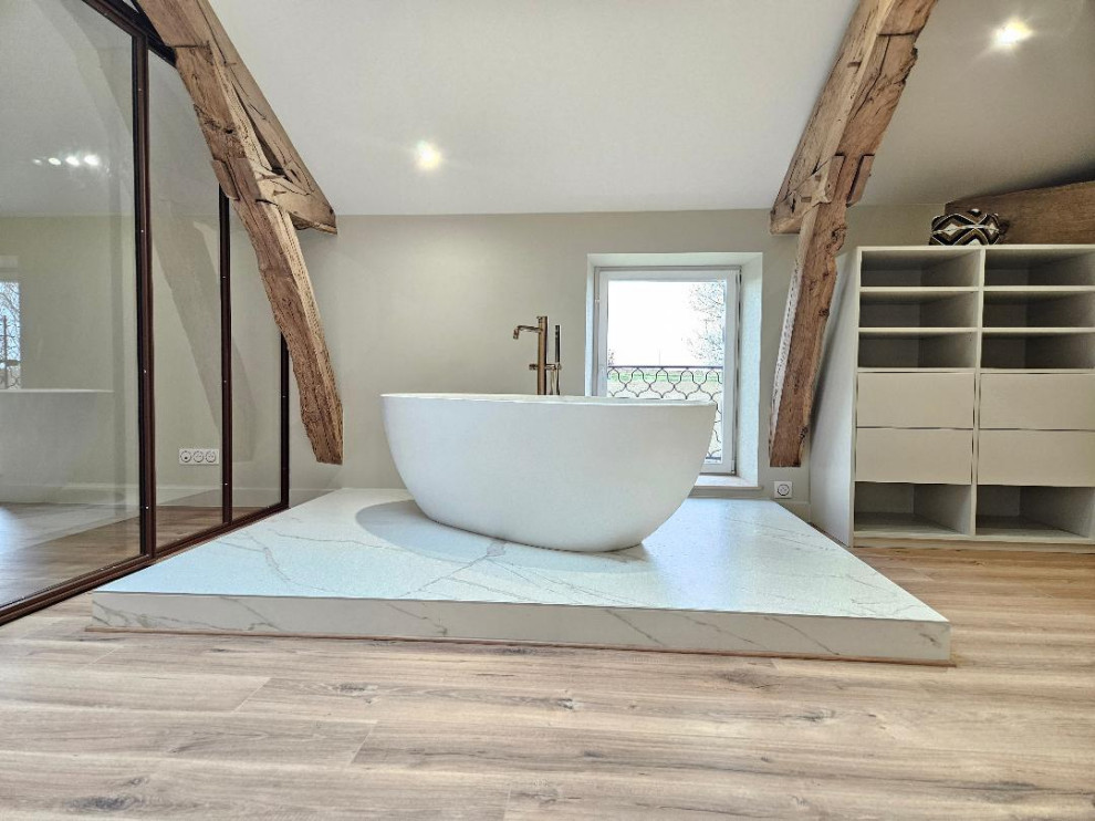 На фото: ванная комната в стиле неоклассика (современная классика) с накладной ванной, открытым душем, бежевыми стенами, полом из ламината, столешницей из дерева, открытым душем и тумбой под одну раковину с
