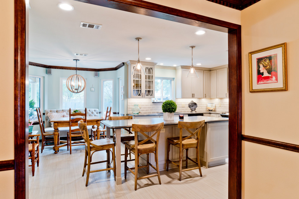 Example of a large classic u-shaped porcelain tile kitchen design in Miami with an undermount sink, shaker cabinets, gray cabinets, quartz countertops, gray backsplash, porcelain backsplash, stainless steel appliances and an island