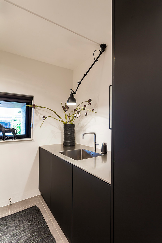 Photo of a contemporary laundry room in Esbjerg.